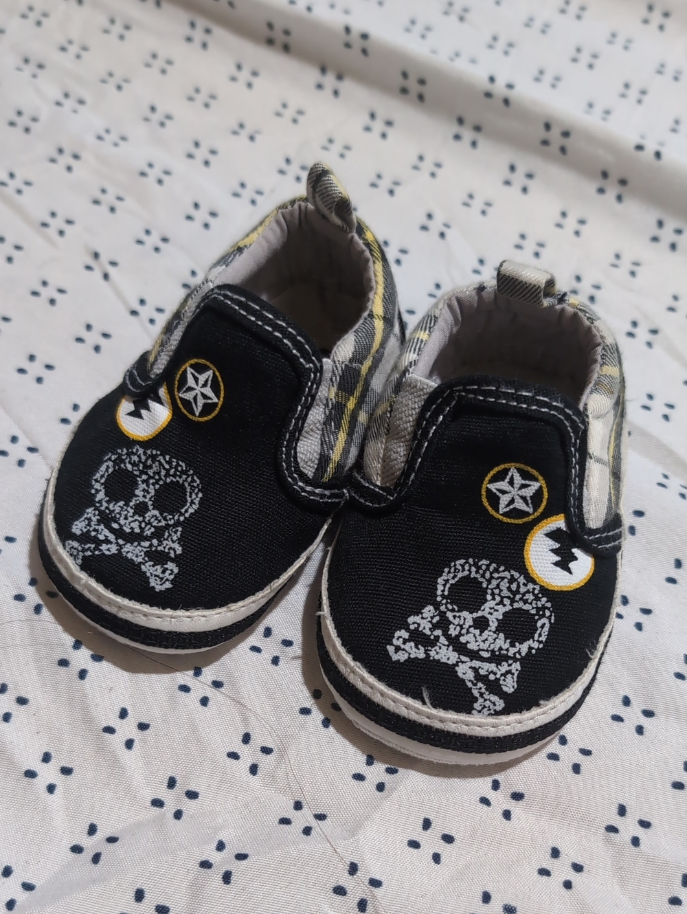 Old Navy Black Skull Slip-On Baby Walker Shoes Sz 1 or 0-3M *D8